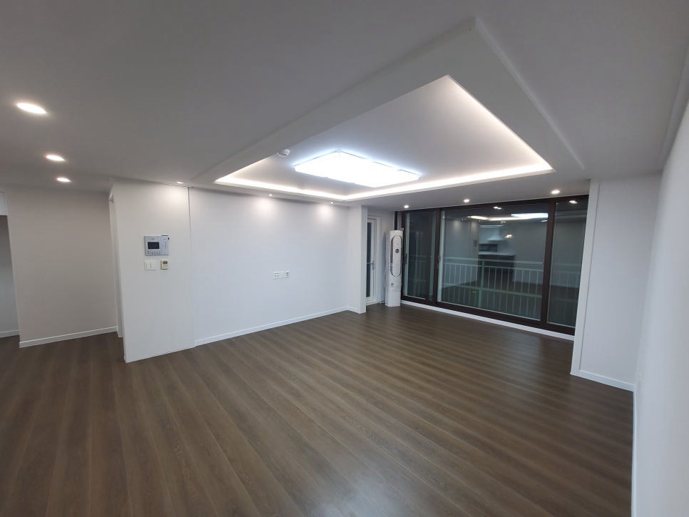 은평신사두산위브2차 부분 리모델링 · 간접조명과 짙은 바닥의 거실