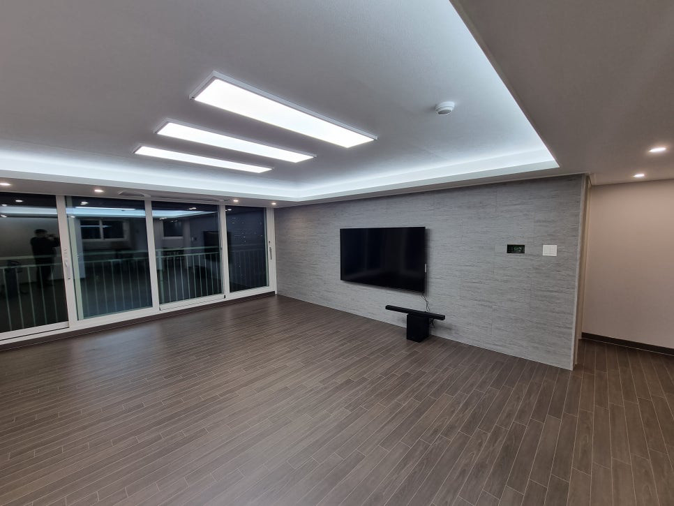 인왕산아이파크 아파트 인테리어 · 넓은 창과 간접조명으로 완성한 인왕산아이파크 거실