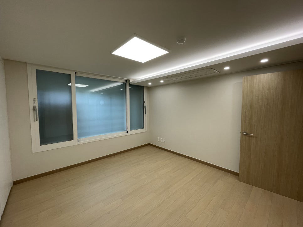 연희대우아파트 인테리어 · 간접조명과 우드 톤 바닥으로 마감한 방