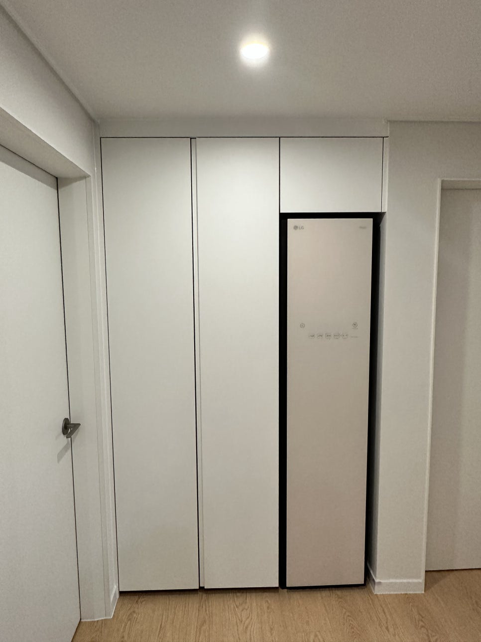 홍은두산위브아파트 인테리어 · 문과 수납장을 일체감 있게 구성한 벽면