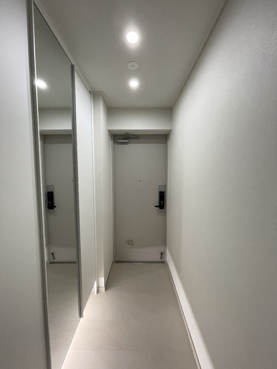 무악현대아파트 시스템에어컨 · 매립 조명으로 정리한 현관