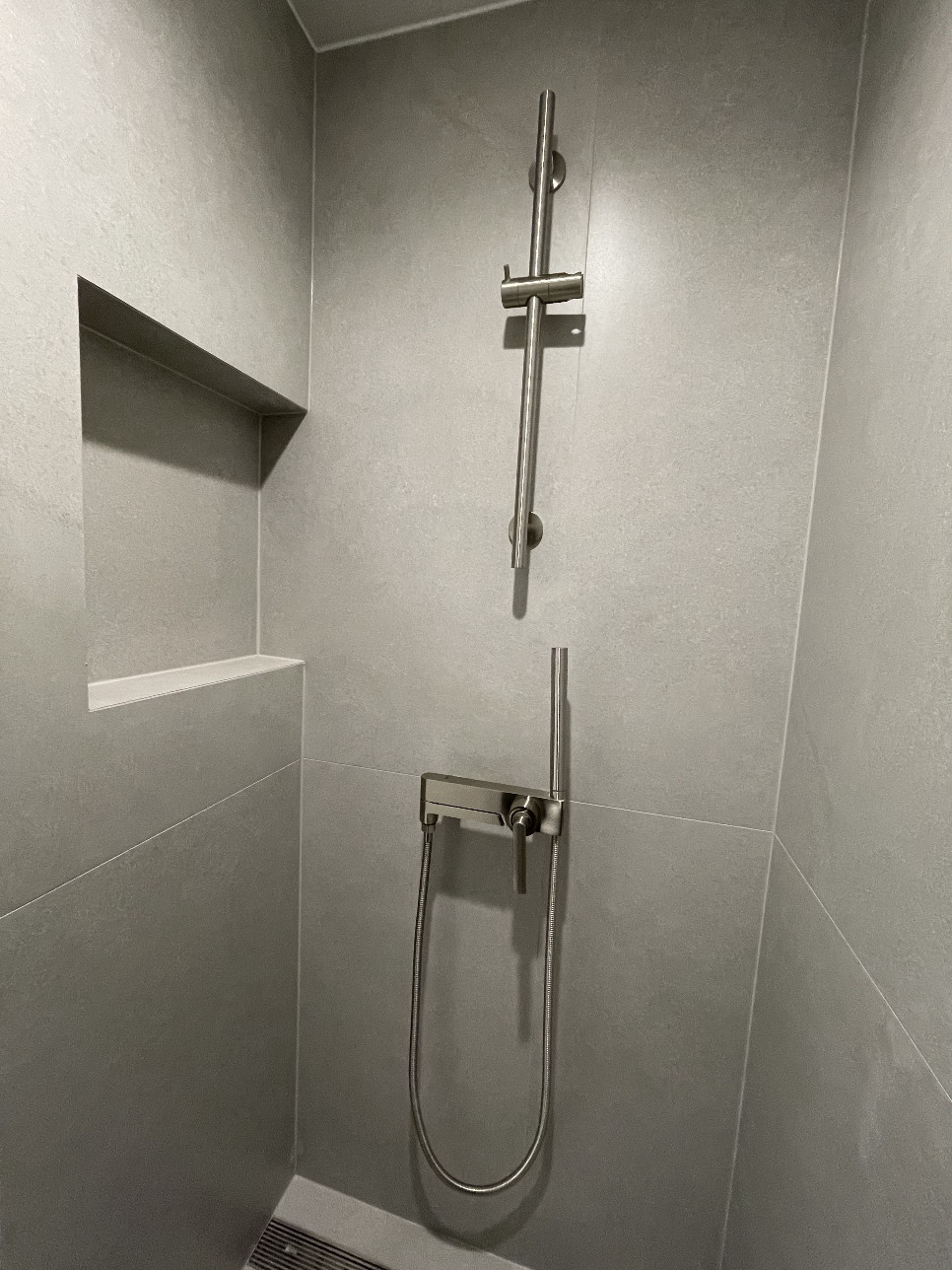 기정메이아파트 인테리어 · 매립 선반과 샤워기를 갖춘 욕실