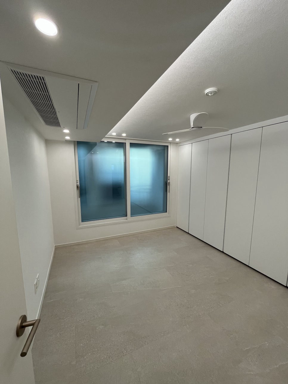 DMC진흥아파트 리모델링 · 한쪽 벽 수납장과 시스템에어컨을 갖춘 방