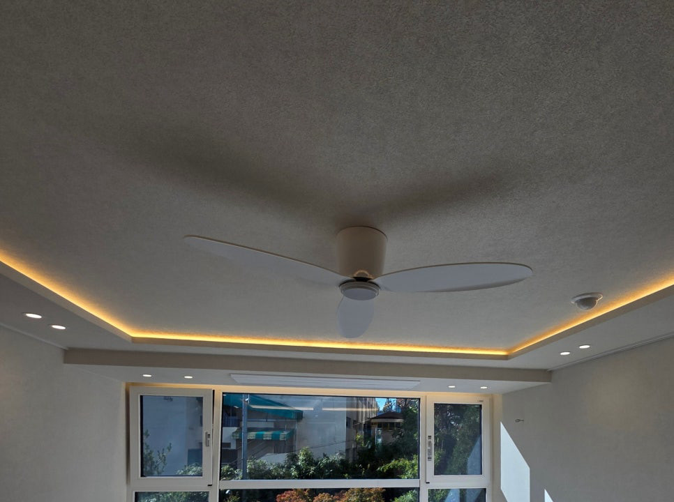 돈의문센트레빌 아파트 인테리어 · 큰 창과 우물천장 간접조명이 돋보이는 거실