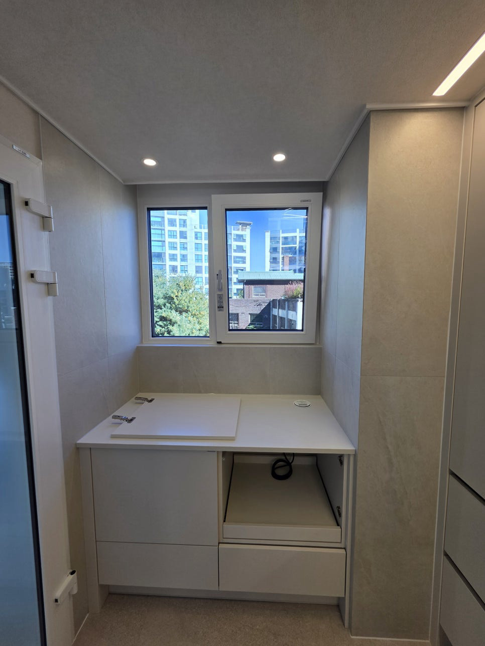 돈의문센트레빌 아파트 인테리어 · 창가 조리대와 수납장을 갖춘 주방