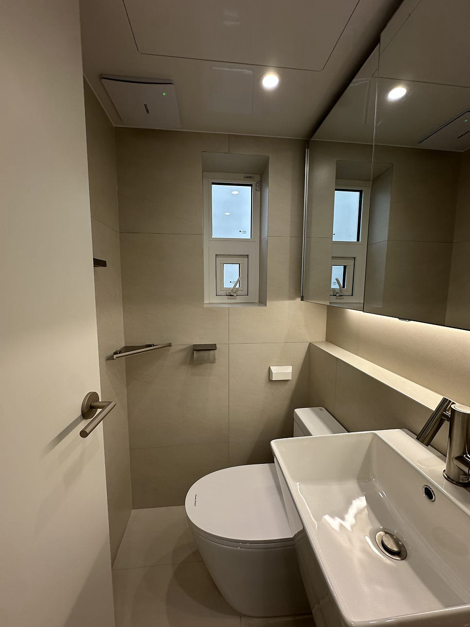 래미안공덕3차아파트 구조변경 · 세면대와 샤워 공간을 정돈한 욕실